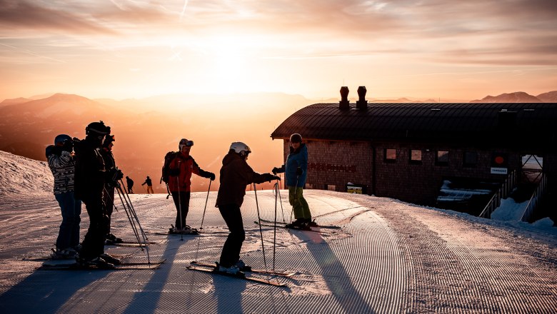Stimmungvolle Momente auf der Gemeindealpe, © NÖVOG/Lindmoser Gruppe von Skifahrerinnen und Skifahrern neben dem Terzerhaus