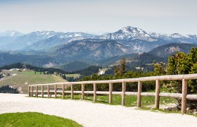 Blick auf den Panoramaweg mit Bergpanorama im Hintergrund