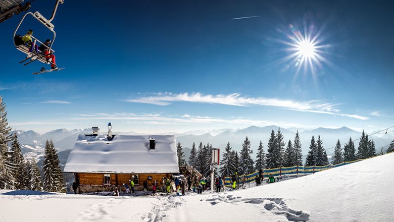 s'Balzplatzerl im Winter, © Martin Krcal Winterlandschaft mit Skihütte, Sessellift und Bergen im Hintergrund.