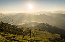 Die sanften Hügel und majestätischen Berge erstrahlen im warmen Licht der Morgensonne. Ein sanfter Wind weht über die Wiesen, während die Stille der Natur die Seele beruhigt. Hier, in dieser idyllischen Landschaft, wird der Sommer in den Bergen zu einem unvergesslichen Erlebnis.