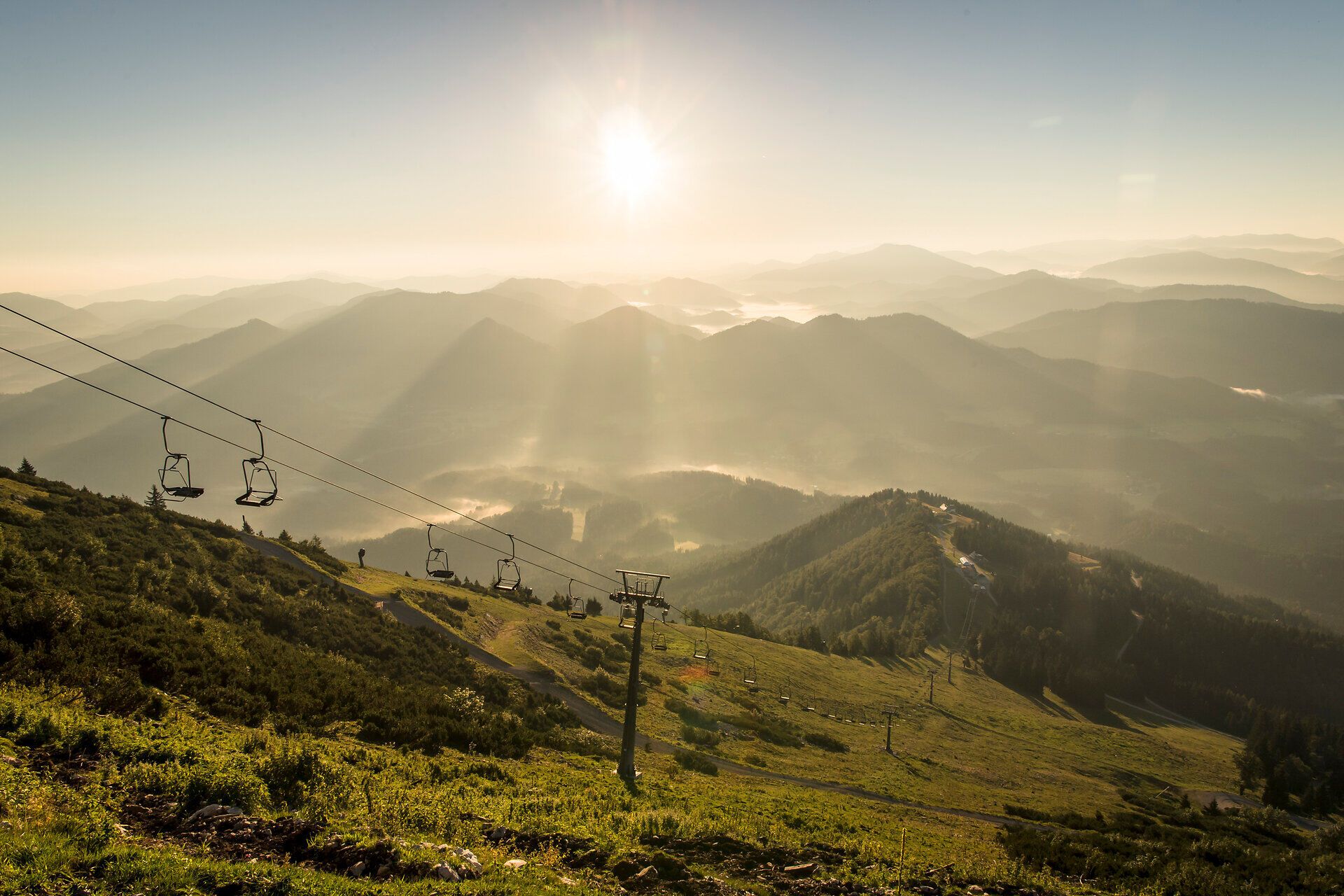 Die sanften Hügel und majestätischen Berge erstrahlen im warmen Licht der Morgensonne. Ein sanfter Wind weht über die Wiesen, während die Stille der Natur die Seele beruhigt. Hier, in dieser idyllischen Landschaft, wird der Sommer in den Bergen zu einem unvergesslichen Erlebnis.