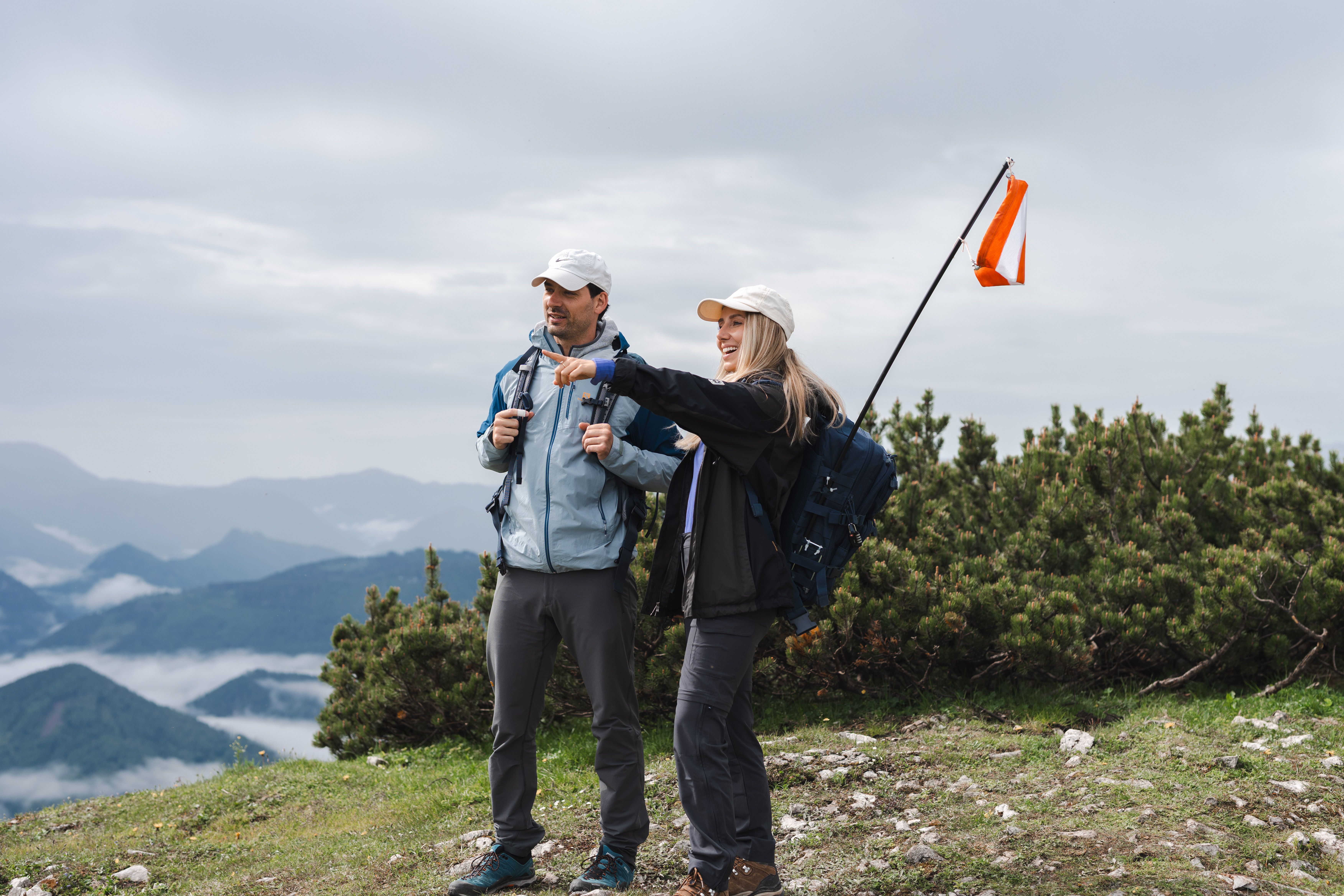 Zwei Wandernde erkunden den Escape Trail auf der Gemeindealpe mit Bergpanorama im Hintergrund