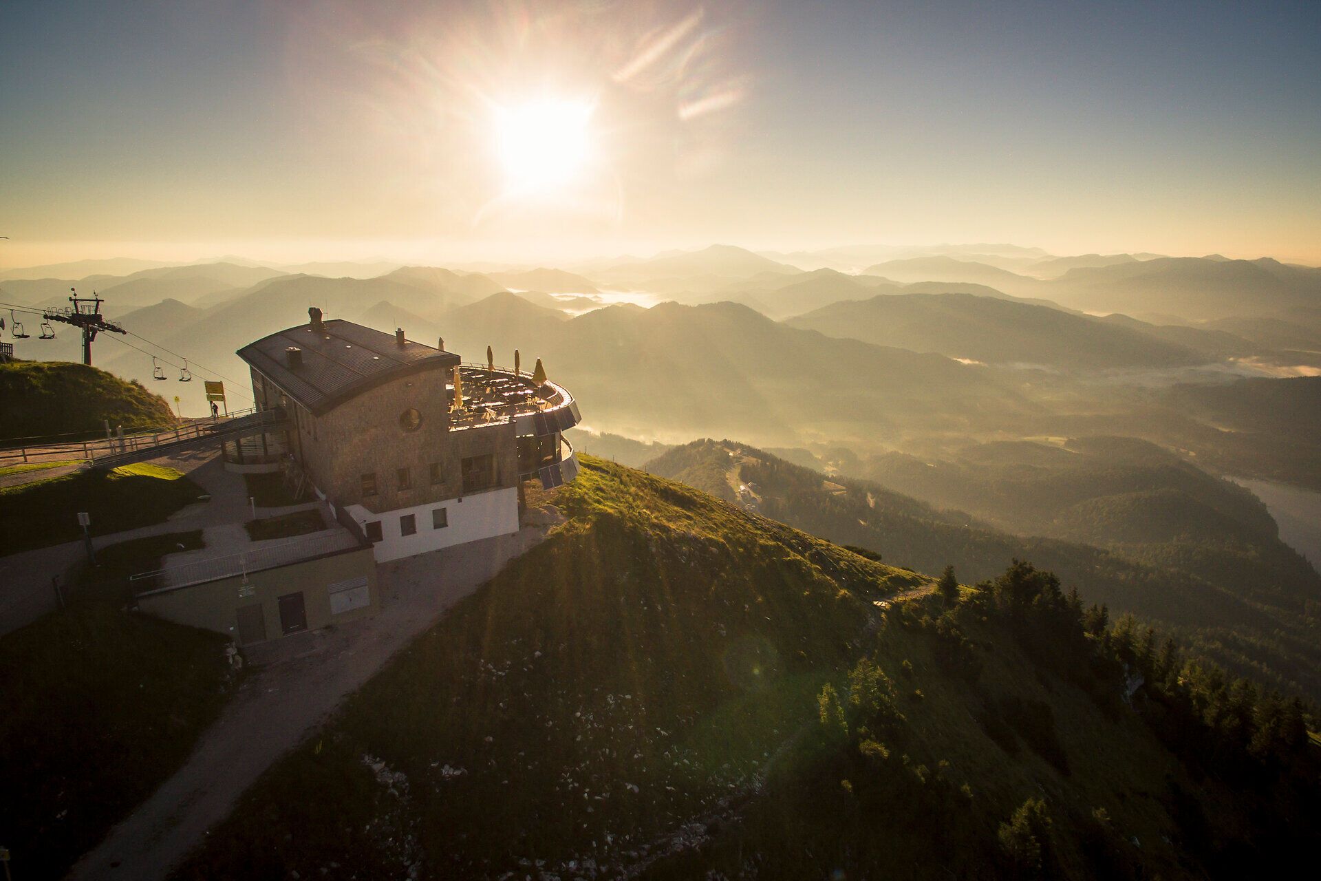 Die sanften Hügel und majestätischen Berge umarmen die Landschaft, während die Sonne sanft über den Horizont gleitet. Ein Gefühl von Freiheit und Abenteuer erfüllt die Luft, während Wanderer die atemberaubenden Ausblicke genießen und die frische Bergluft einatmen. Hier, wo die Natur in ihrer schönsten Form erstrahlt, wird jeder Schritt zu einem unvergesslichen Erlebnis.