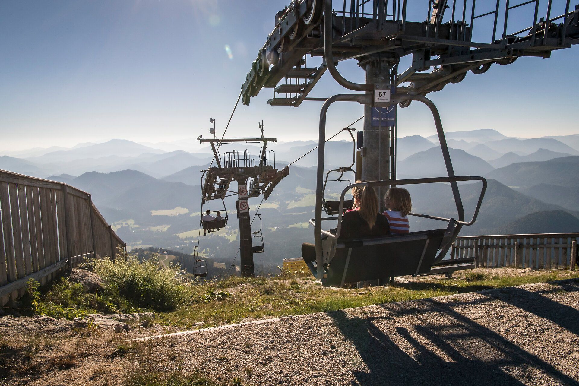 Die sanften Hügel und majestätischen Berge laden zu unvergesslichen Erlebnissen ein. Während die Sonne über der Landschaft aufgeht, genießen Besucher die frische Bergluft und die atemberaubende Aussicht. Ein perfekter Ort für Abenteuer und Entspannung in der Natur.