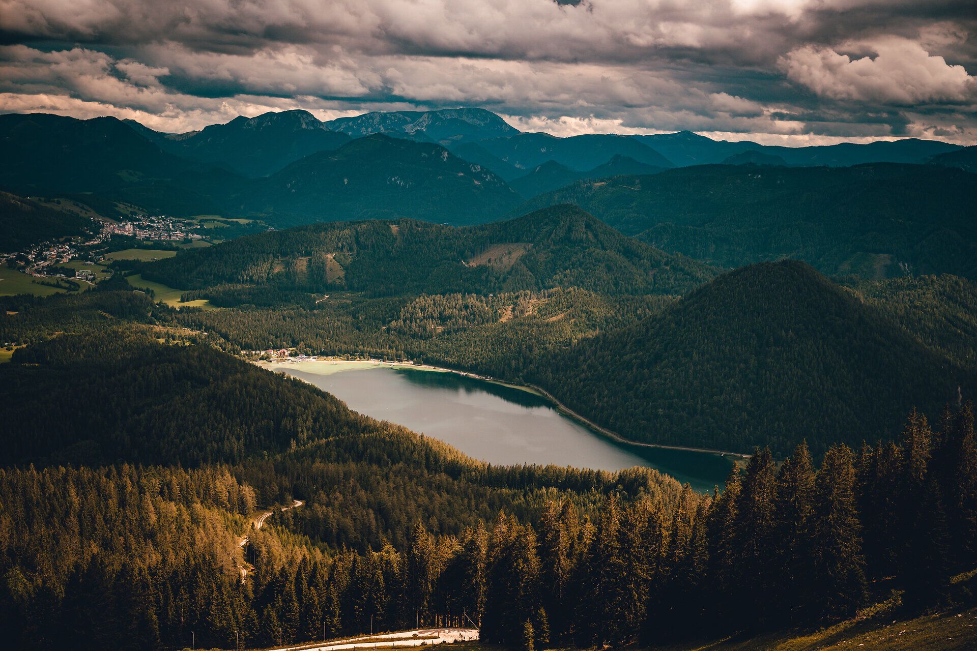 Die majestätischen Berge umarmen den glitzernden See, während die Wolken sanft über den Himmel ziehen. Hier, in der unberührten Natur, entfaltet sich die Schönheit des Bergsommers in voller Pracht und lädt zu unvergesslichen Erlebnissen ein.