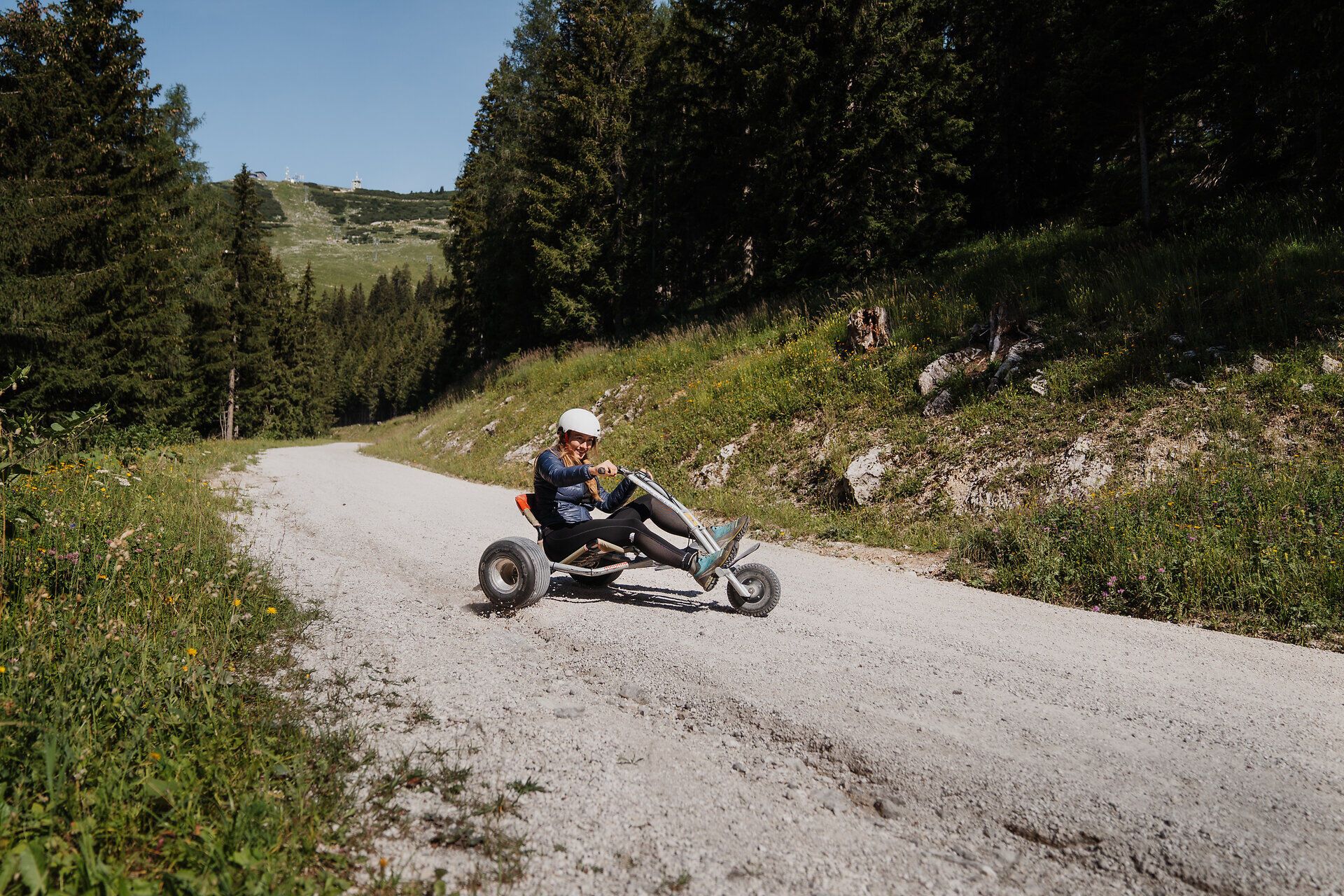 Erlebe den Nervenkitzel beim Fahren mit Mountaincarts auf den malerischen Wegen der Gemeindealpe. Umgeben von üppigen Wäldern und atemberaubenden Ausblicken auf die umliegenden Berge, wird jeder Moment zu einem unvergesslichen Abenteuer. Hier wird der Sommer in den Bergen zum Erlebnis für die ganze Familie.