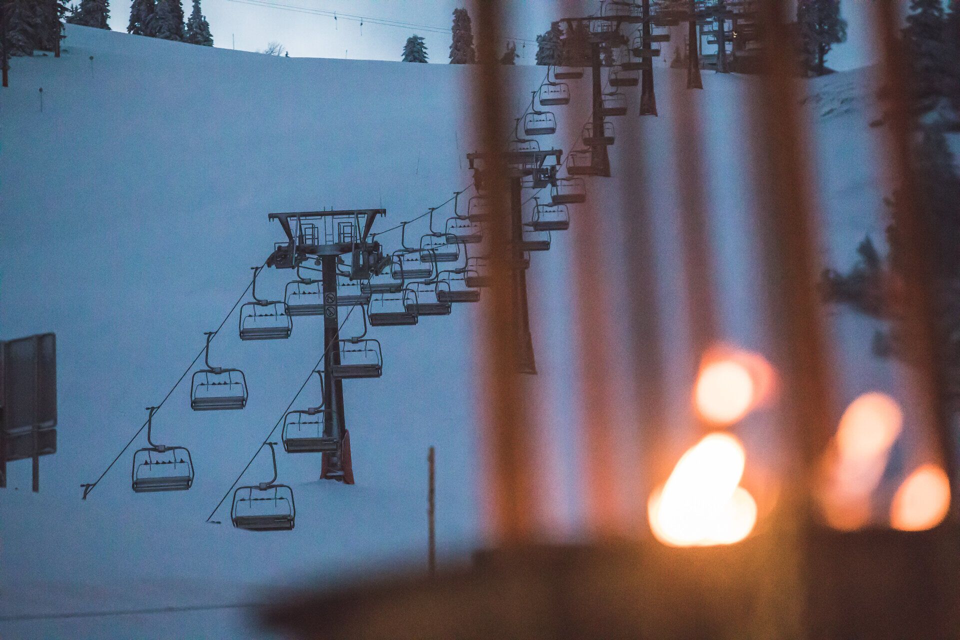 Die sanften Hügel des Mostviertels sind in eine glitzernde Schneedecke gehüllt, während die Sessellifte geduldig auf die nächsten Skifahrer warten. Die klare, kalte Morgenluft verspricht ein unvergessliches Skierlebnis in dieser winterlichen Idylle.