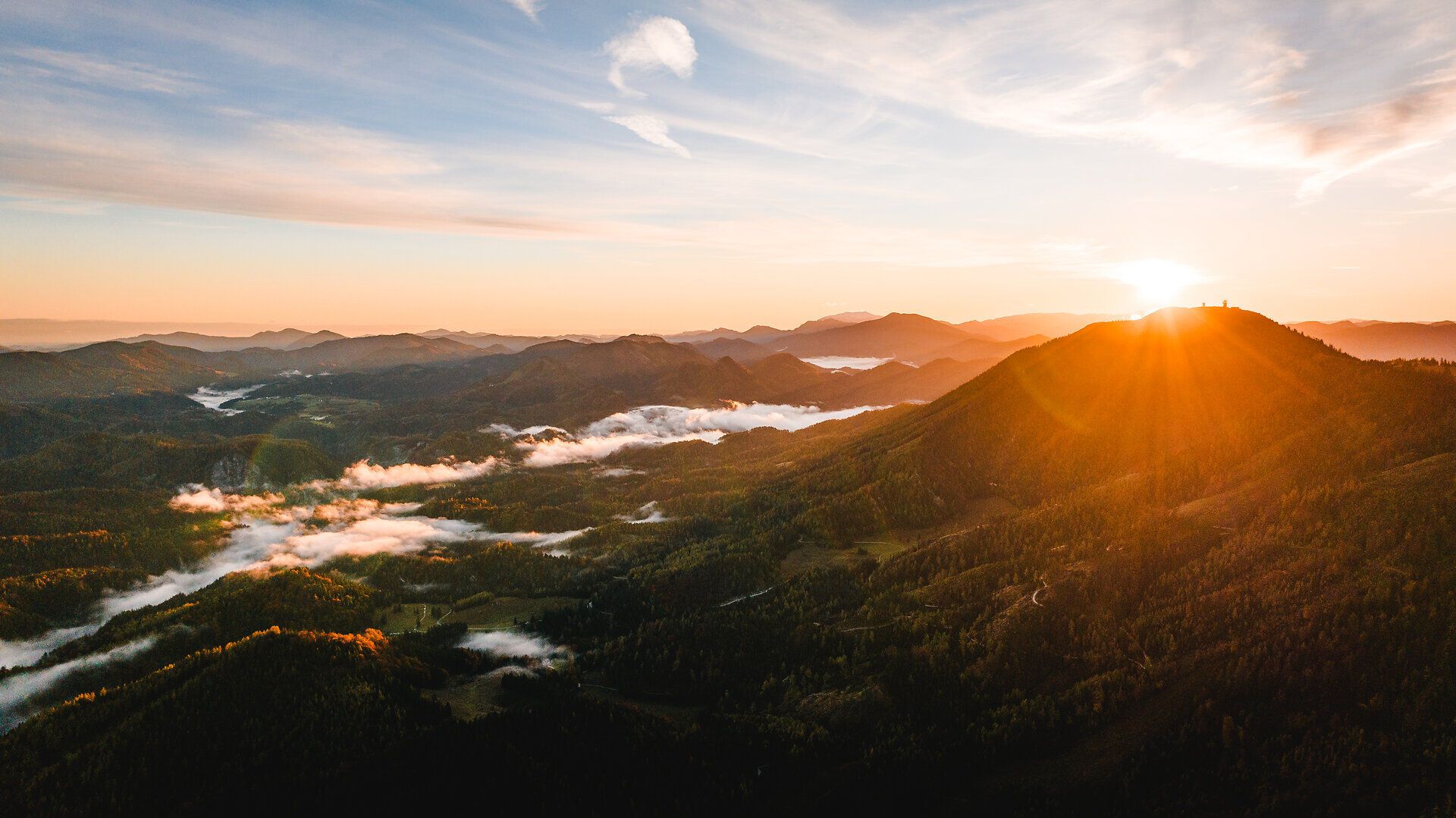Die sanften Hügel der Gemeindealpe erstrahlen im warmen Licht der Herbstsonne, während der Nebel sanft über die Täler zieht. Die Farben der Natur verwandeln die Landschaft in ein malerisches Gemälde, das Wanderer und Naturliebhaber gleichermaßen verzaubert.
