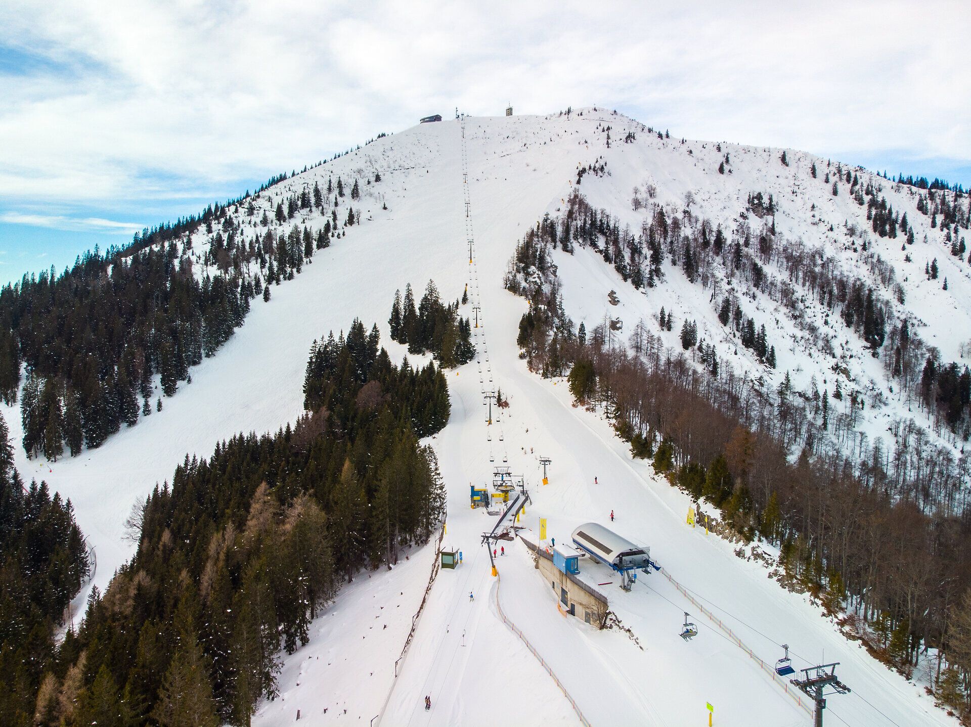 Die schneebedeckten Hänge der Gemeindealpe laden zu unvergesslichen Skierlebnissen ein. Die klare, kalte Luft und die majestätischen Berge schaffen eine perfekte Kulisse für Wintersportler und Naturliebhaber. Hier wird der Winter zum Abenteuer, während die Sonne über den schimmernden Pisten aufgeht.