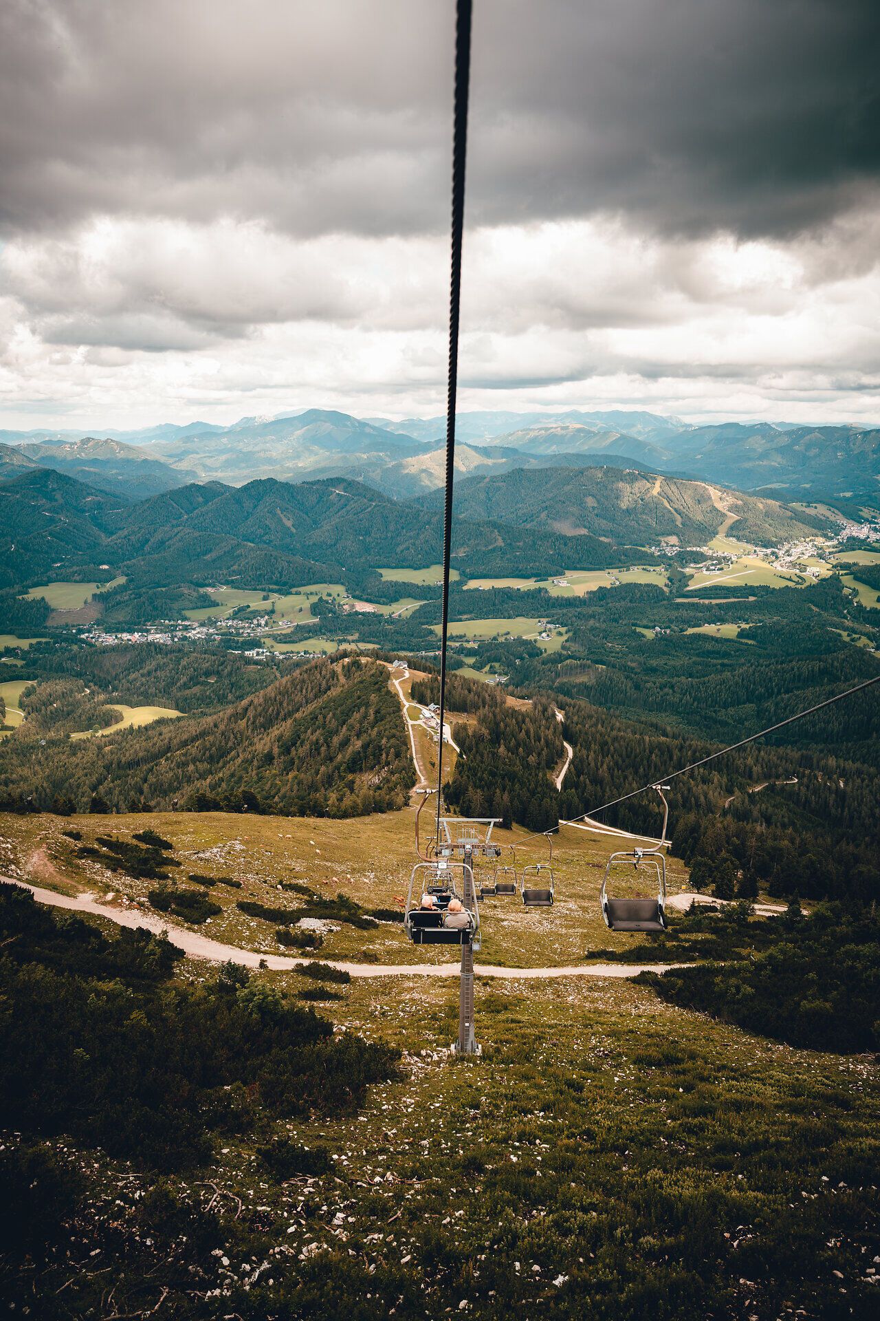 Die sanften Hügel und majestätischen Berge laden zu unvergesslichen Erlebnissen in der Natur ein. Der Blick von der Seilbahn auf die grüne Landschaft und die schroffen Gipfel ist atemberaubend und verspricht Abenteuer und Erholung zugleich. Hier, wo die frische Bergluft die Sinne belebt, wird jeder Moment zum Genuss.