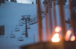 Die sanften Hügel des Mostviertels sind in eine glitzernde Schneedecke gehüllt, während die Sessellifte geduldig auf die nächsten Skifahrer warten. Die klare, kalte Morgenluft verspricht ein unvergessliches Skierlebnis in dieser winterlichen Idylle.