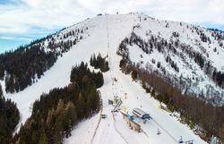 Die schneebedeckten Hänge der Gemeindealpe laden zu unvergesslichen Skierlebnissen ein. Die klare, kalte Luft und die majestätischen Berge schaffen eine perfekte Kulisse für Wintersportler und Naturliebhaber. Hier wird der Winter zum Abenteuer, während die Sonne über den schimmernden Pisten aufgeht.