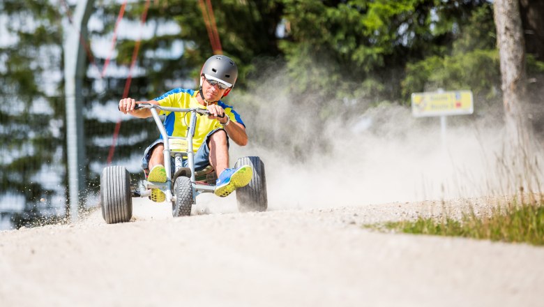 Mann auf Mountaincart auf der Gemeindealpe Mitterbach