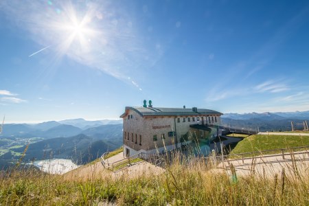 Bergrestaurant Terzerhaus mit Panoramablick im Sonnenschein