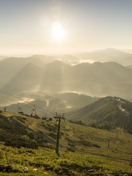 Die 2-er Sesselbahn der Gemeindealpe in der Morgenstimmung.